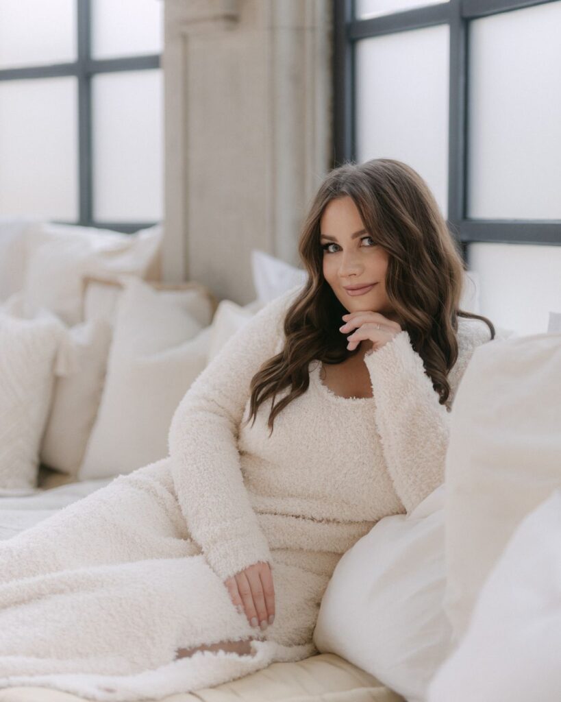 Anna lächelt in die Kamera, trägt bequeme Loungewear